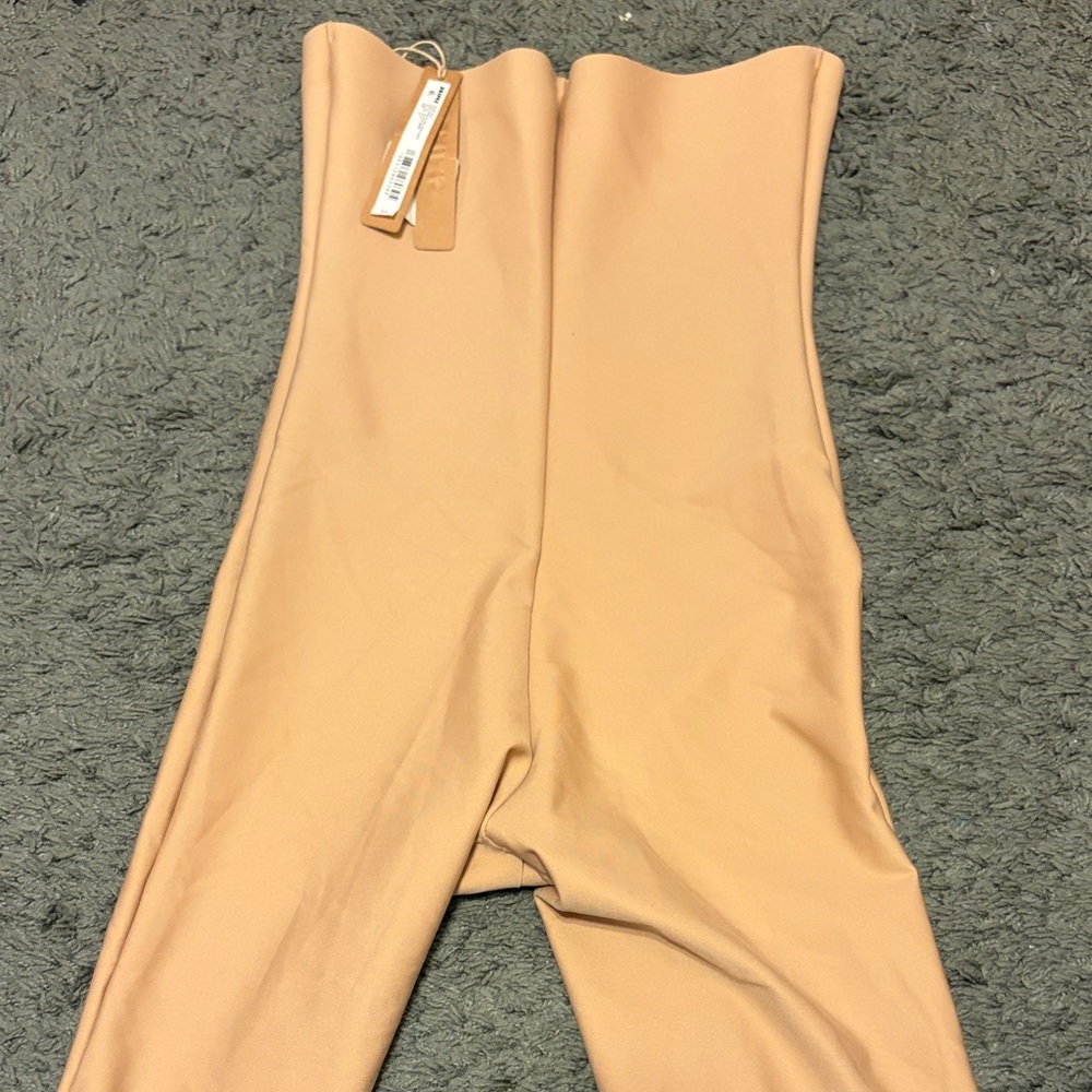 SKIMS body high wasted mid thigh short shapwear - Picture 3 of 4